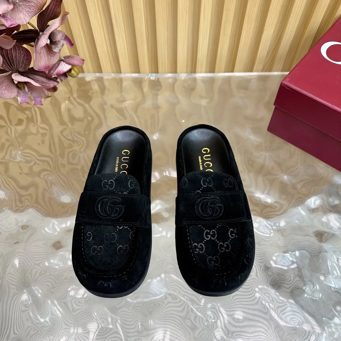👟👟Ex-factory price 460👟👟 The new spring and summer styles are synchronized at the counter ⚠️Gucci new spring and summer double G fabric beach sandals thick soles Birkenstock slippers ———————————— G family always impresses people when it comes to embodying the sense of high-end. It looks like a simple style, but it is inexplicably high-end on the feet. It is very sexy and allows you to easily match it to show off various styles👍 The upper is made of imported nubuck leather The interior is made of imported sheepskin and the original genuine leather outsole Size: 35-40